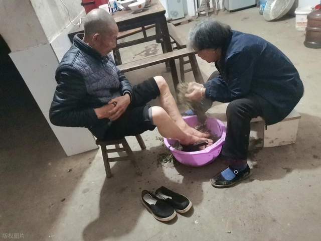 
        老话“千里烧香拜佛堂，不如孝敬爹和娘”，啥意思，有科学道理？