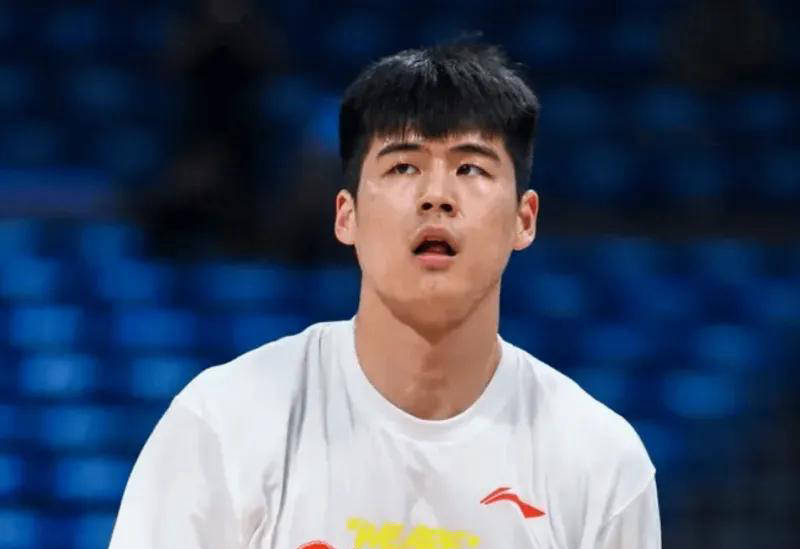 
        广东男篮轻松击败美国球队，年轻球员展现出色表现