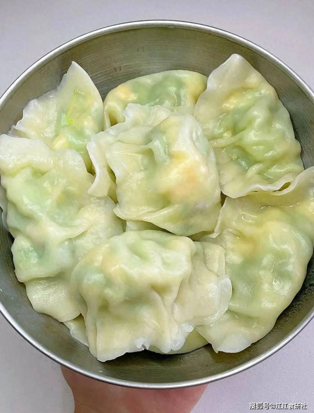 
        白露后，吃菠菜芹菜不如吃它，全身是宝，才2元1斤，包饺子太香了