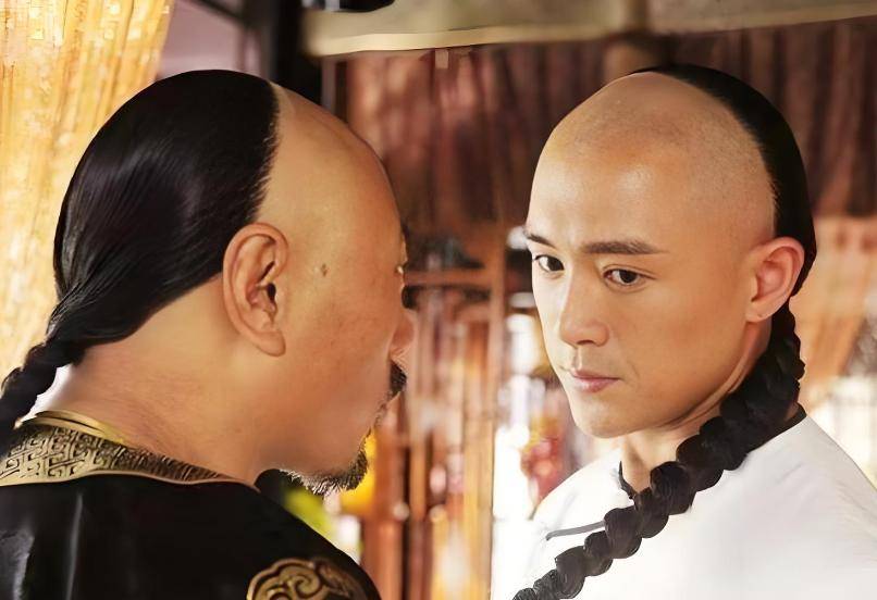 
        清朝人为什么把前额的头发剃掉，后脑留一条辫子？原因在这