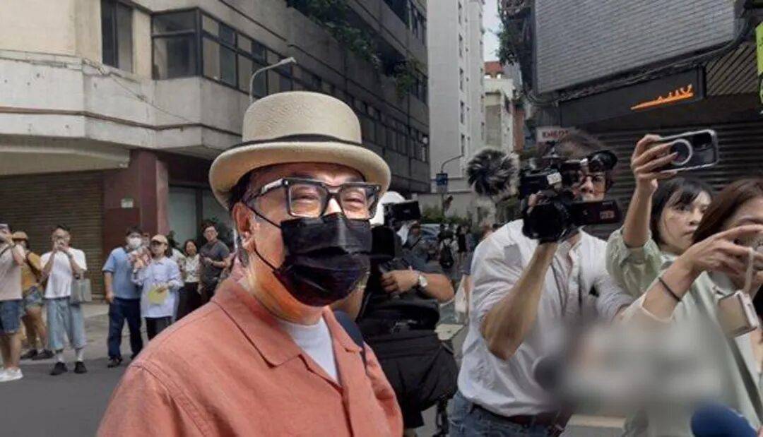 
        走好不送！坐台独分子前排挥加油棒，蔡康永的“高情商”一夜归零