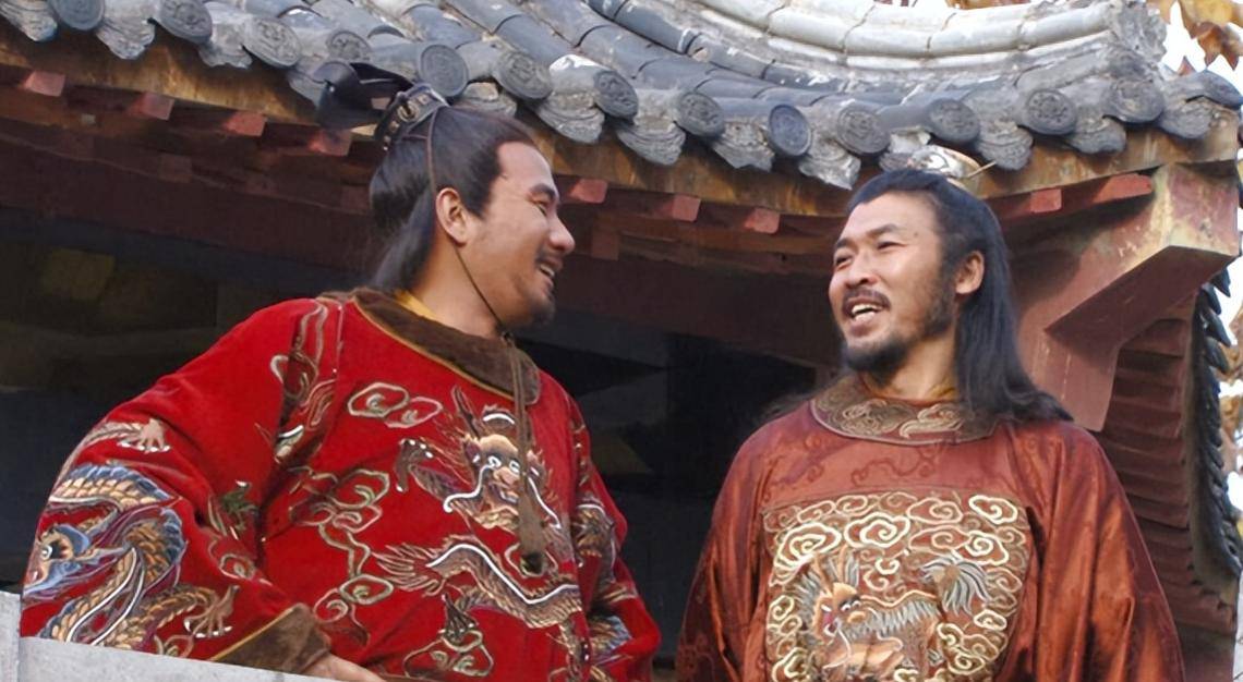 
        朱元璋外出视察，被一老妇人破口大骂，朱元璋：敢问你儿子是？