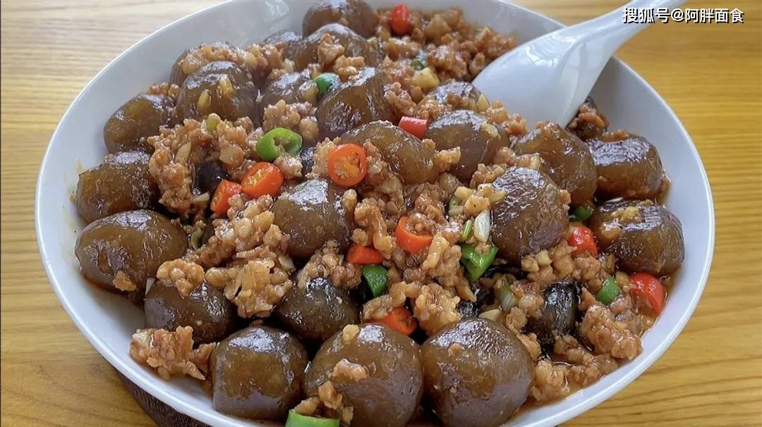 
        秋天的红薯这样吃，比红烧肉还香，下饭下粥，上桌连汁都不剩！