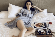 温柔与性感并存，45岁熊黛林尽显成熟御姐风情，网友：自信成熟美