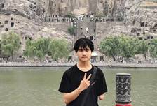 单腿蹦4小时登顶老君山：独臂少年高考503分，把自己唱进大学