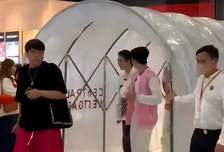 男明星顶着透明塑料防护罩出。：像顶着蔬菜大棚就出来了？
