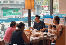 一家人餐厅吃火锅，双胞胎妈妈双手各抱一娃，咽着口水干看其他人吃，评论区妈妈们炸了锅
