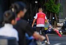 让67岁老人护学，到底谁护谁啊
