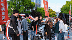 年轻人齐聚城市首发盛典，雅迪冠能以智能科技续写热销传奇