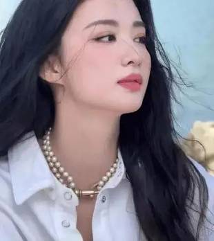王楚然蕾丝吊带裙“杀疯了”! 3套不同风格的穿搭又美又媚，赢麻了