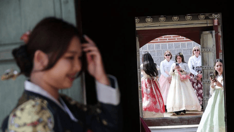 韩国春日景福宫游人如织 民众穿韩服打卡拍照