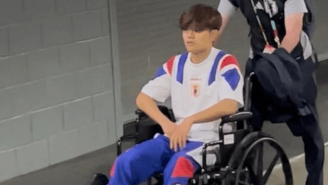 又伤一人！曝久保健英赛后坐轮椅离开赛场 将接受检查