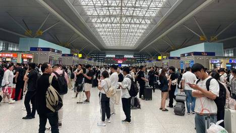 旅客吐槽郑州东站候车大厅似“蒸桑拿”，铁路郑州站致歉