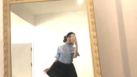 鞠婧祎晒对镜自拍美照 穿黑色小短裙秀纤细美腿