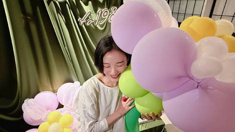 倪妮晒美照庆祝38岁生日 怀抱花朵气球笑靥如花