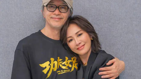 刘嘉玲晒与周星驰拥抱合照 二人笑容满面感情超好