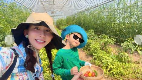林志玲晒照分享与儿子一起做披萨 戴遮阳帽完全不像51岁