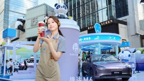 捷达M6春熙路请人喝奶茶，这可能是今年最不端着的新车首秀