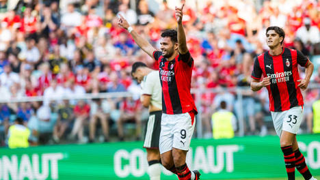 组图：AC米兰4-2曼联 标王拉莫斯1射2传