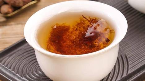 肖战在郑晓龙头上比耶
