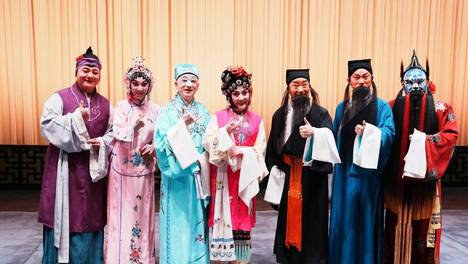 杨幂身边站了两个李善德