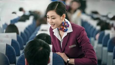 00后空姐，已离职，在街头摆摊
