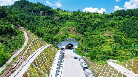 西渝高铁高升二号隧道顺利贯通 全线已贯通隧道66座