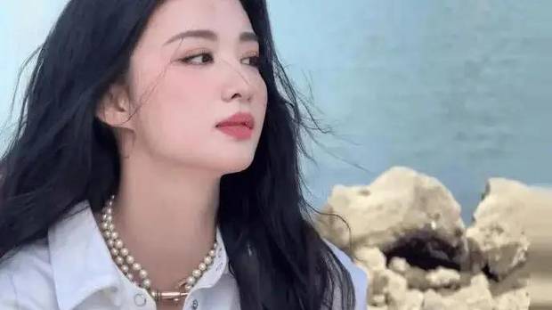 王楚然蕾丝吊带裙“杀疯了”! 3套不同风格的穿搭又美又媚，赢麻了