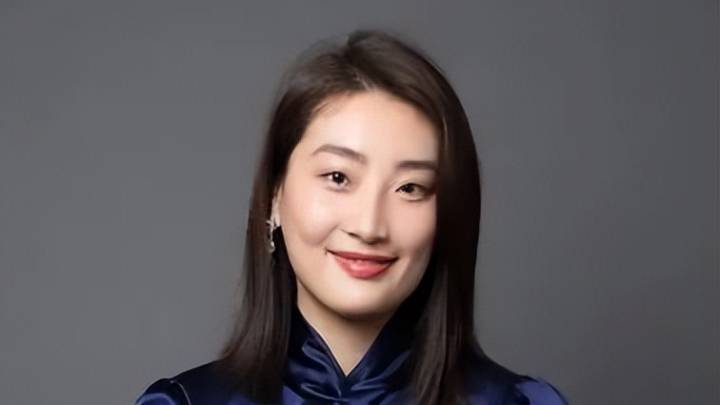 宗馥莉接任娃哈哈,你认为她和同为富二代的王思聪谁更优秀?
