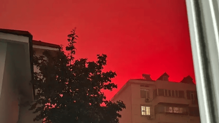 武汉一地夜空凌晨时分变成了血红色,你觉得原因是什么?