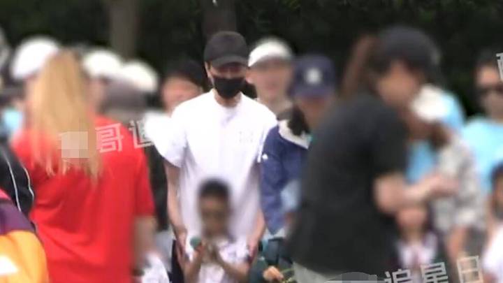 冯绍峰陪儿子参加运动会全程贴心照顾爸爸力max,值得点赞吗?