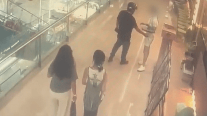 男子骚扰餐馆女门迎被店长一招撂倒,你支持重判该男子吗?