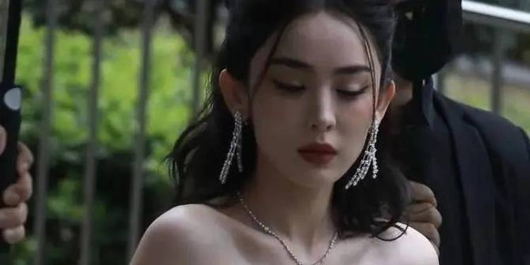 古力娜扎绿色纱裙亮相活动，生图状态惊艳全。チ