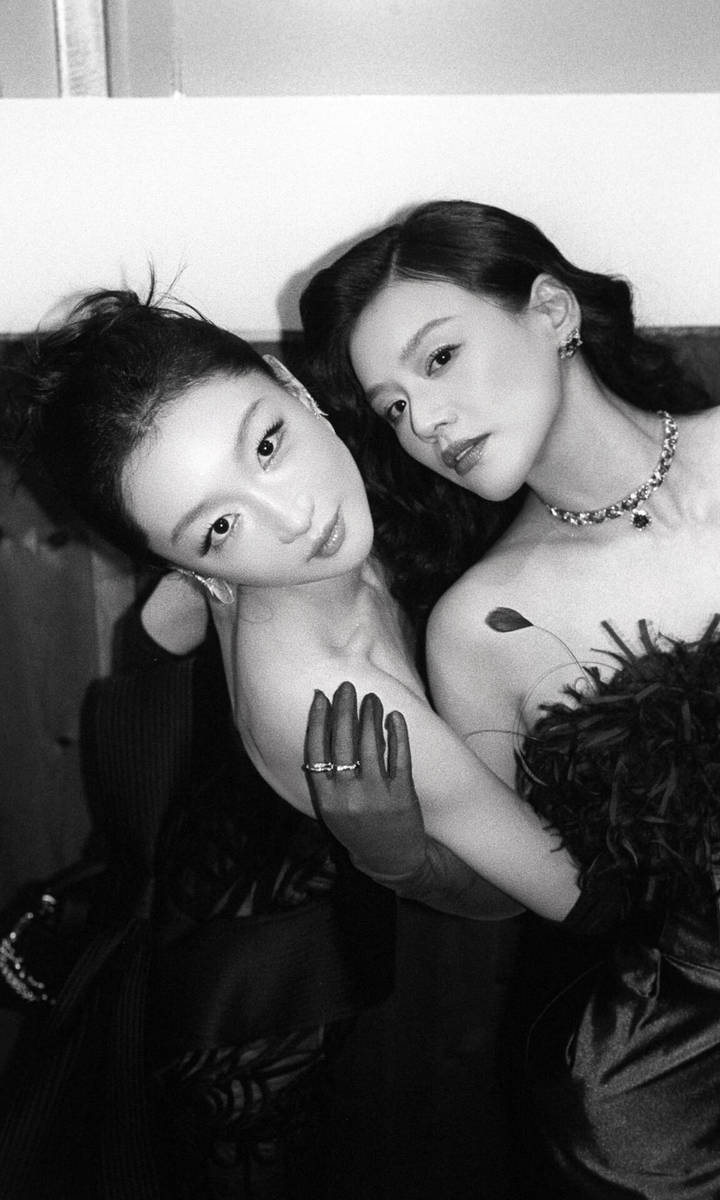 周冬雨马思纯拍黑白胶片合照 互相依偎亲密无间