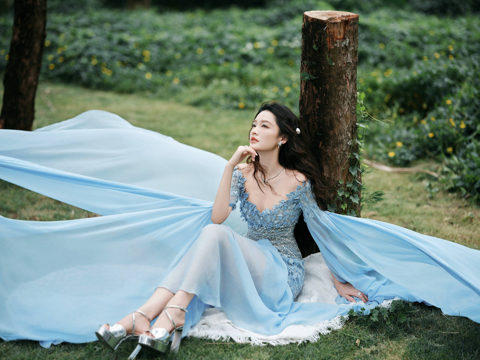 李沁穿蓝色礼裙仙气飘飘 卷发造型优雅俏皮