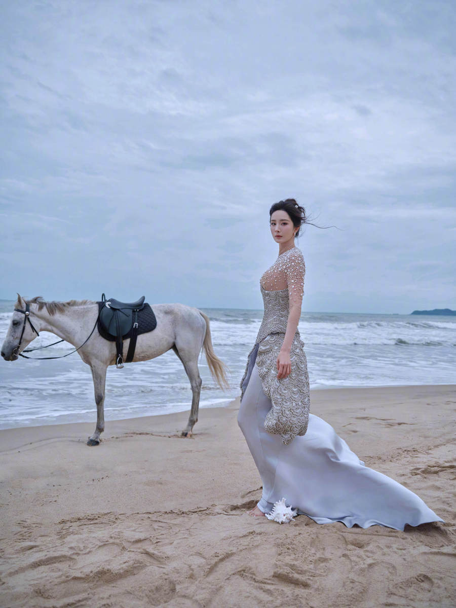 杨幂穿浅蓝色长裙化身美人鱼 手捧贝壳眼神温柔