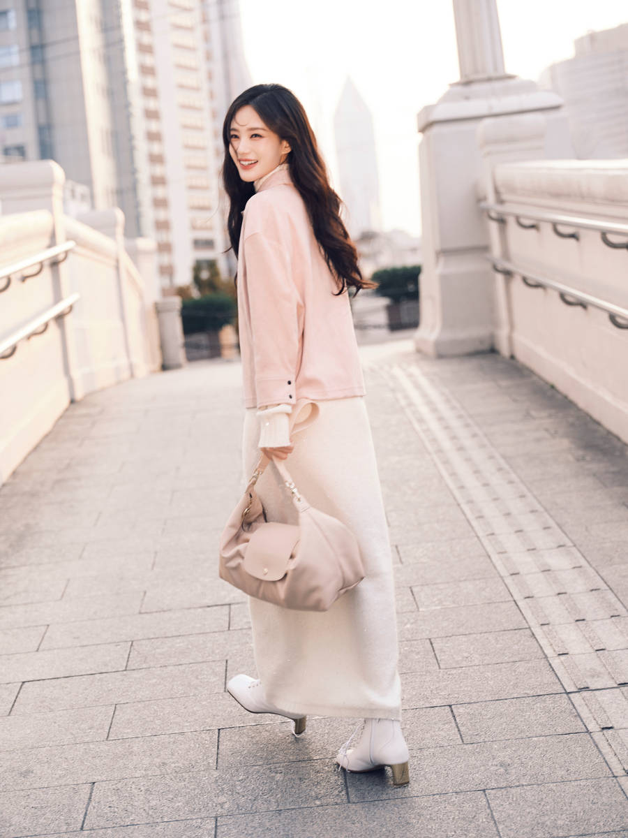 李一桐身穿针织长裙温婉优雅 甜笑回眸氛围感满满