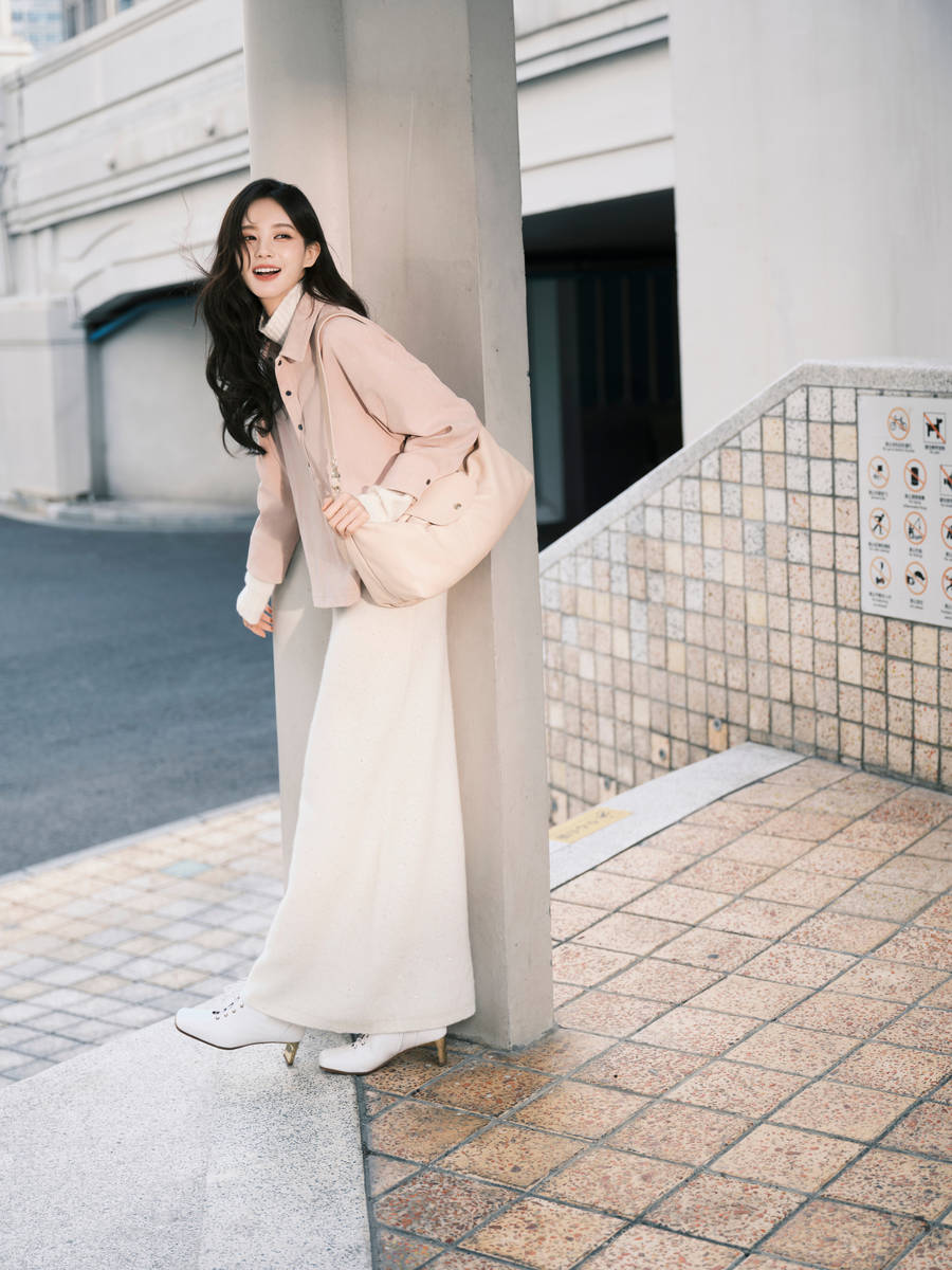 李一桐身穿针织长裙温婉优雅 甜笑回眸氛围感满满