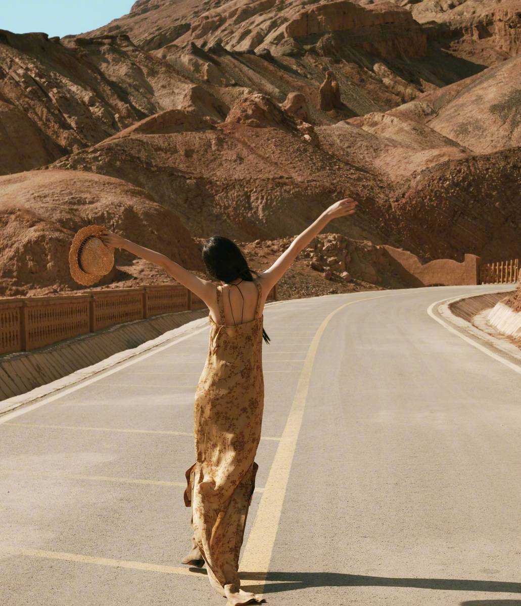 王鸥分享43岁生日照 在公路上奔跑自由烂漫