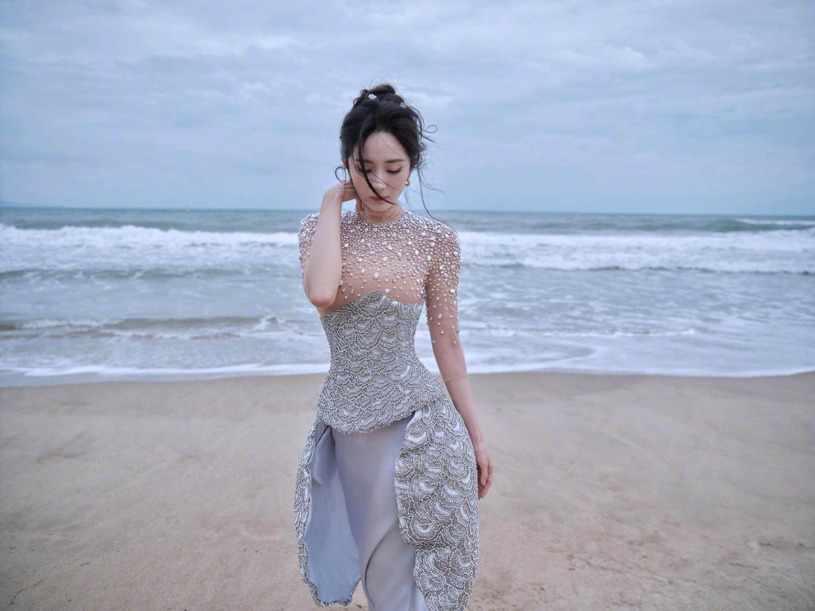 杨幂穿浅蓝色长裙化身美人鱼 手捧贝壳眼神温柔