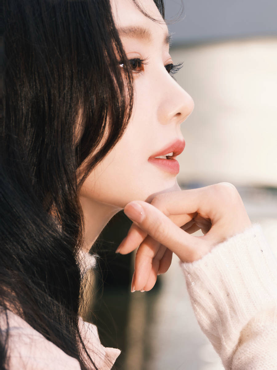 李一桐身穿针织长裙温婉优雅 甜笑回眸氛围感满满