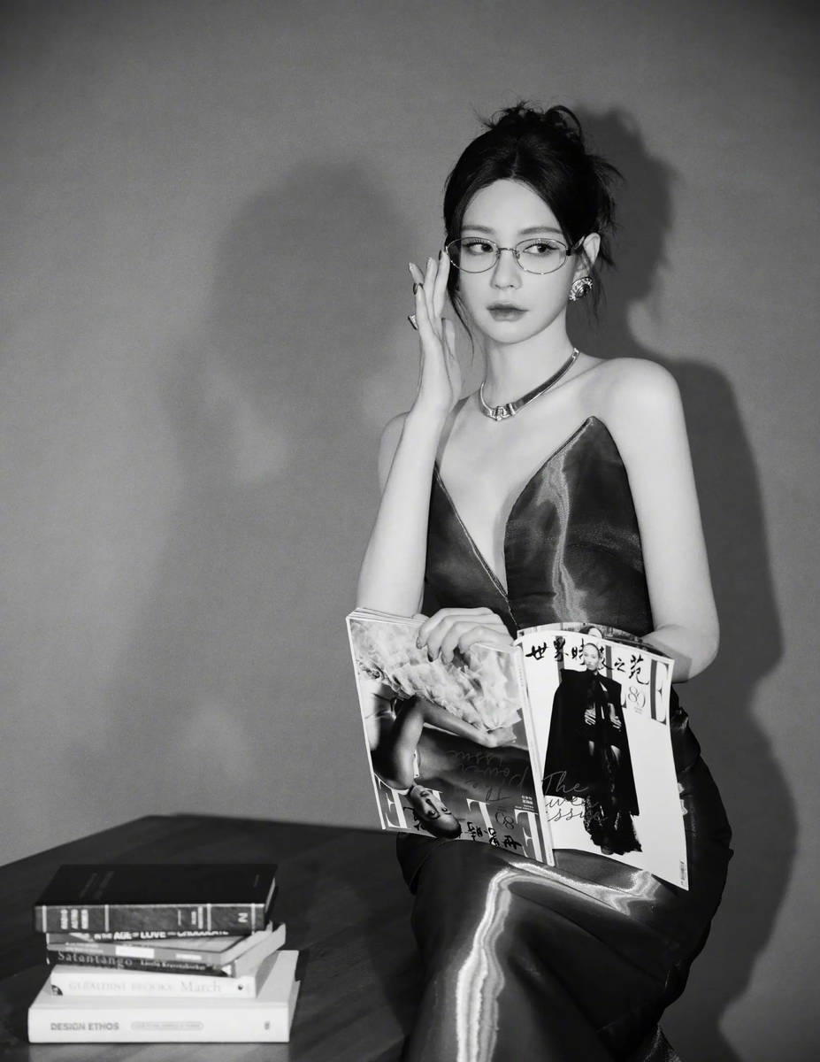 沈梦辰穿V领长裙身材火辣 下台阶时意外摔倒好危险