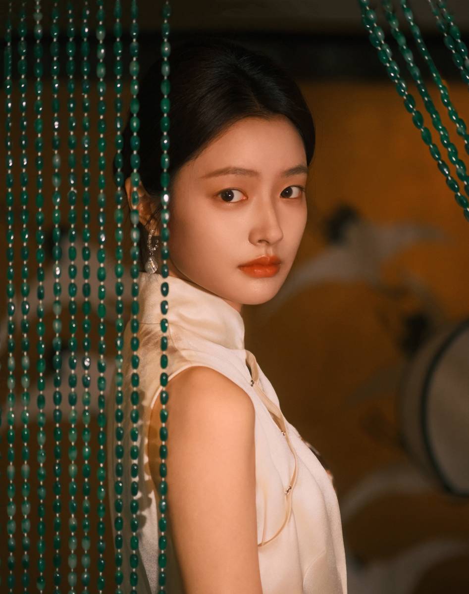 徐若晗穿刺绣旗袍端庄优雅 轻撩珠帘温柔恬静