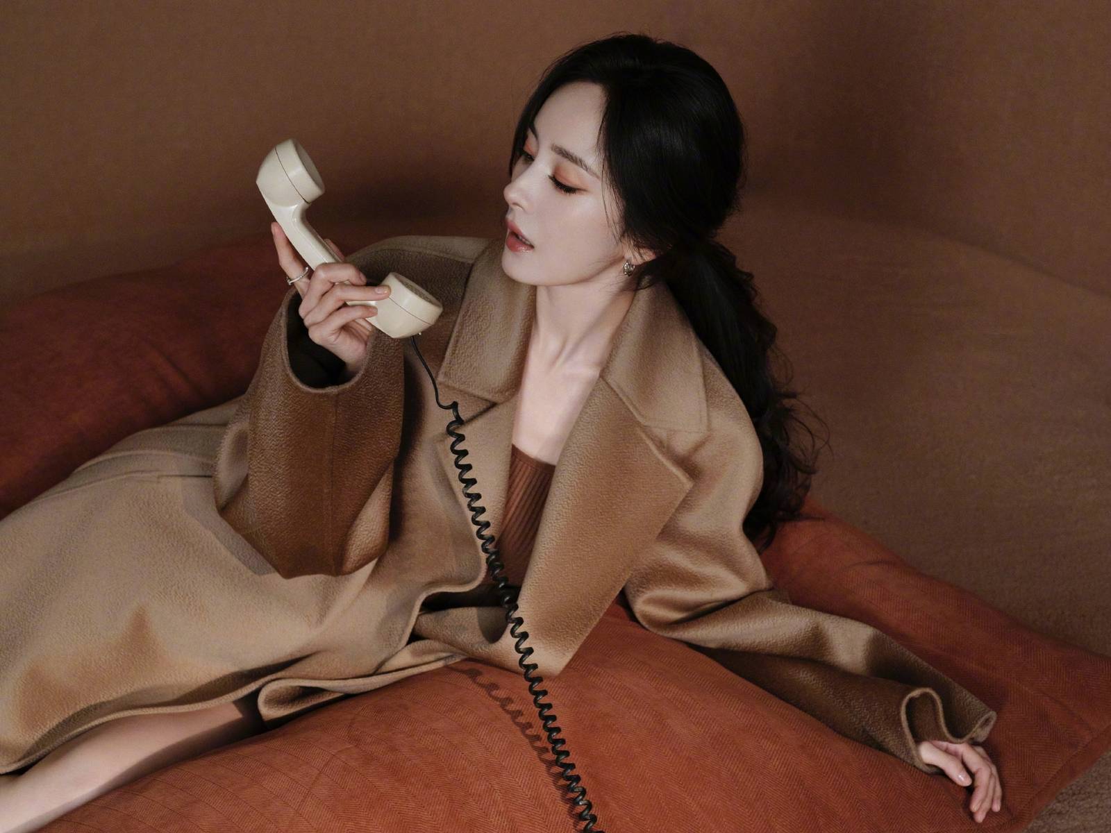 杨幂穿大衣气质迷人 白嫩玉足光滑柔软美腿吸睛