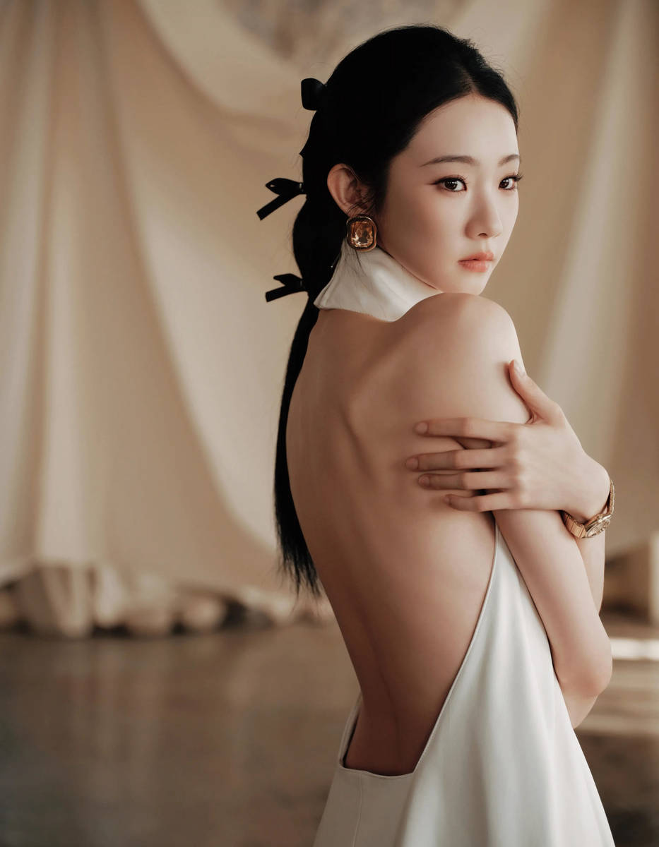 张艺凡极简风白裙气质清冷 完美诠释优雅高级感