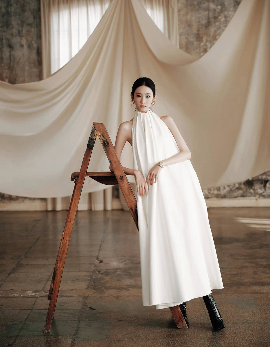 张艺凡极简风白裙气质清冷 完美诠释优雅高级感