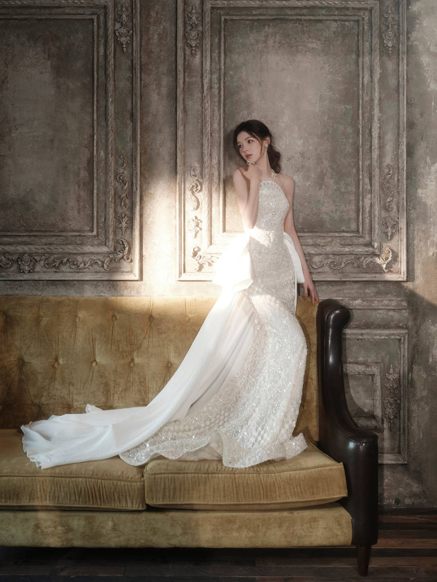 张予曦穿白色抹胸裙气质佳!宛若归国白月光大小姐