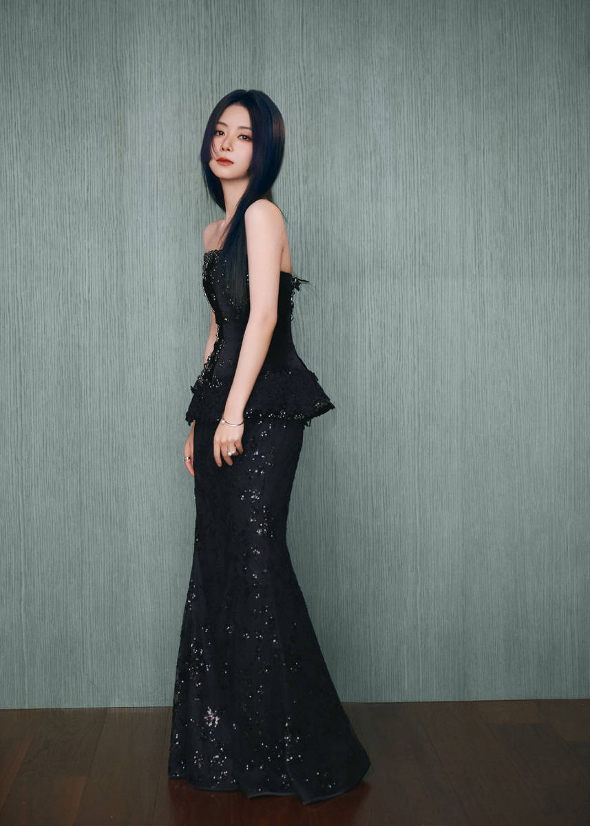 谭松韵穿黑色长裙酷范儿十足！公主切造型又美又飒