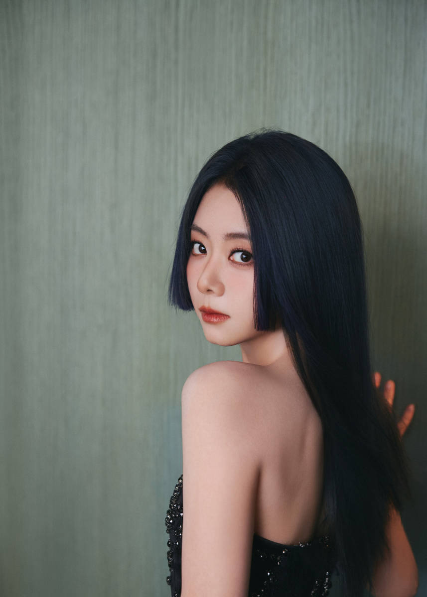 谭松韵穿黑色长裙酷范儿十足！公主切造型又美又飒