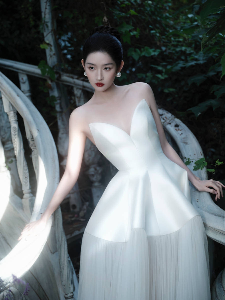 王玉雯一袭白色纱裙气质出尘 红唇吸睛反差感十足